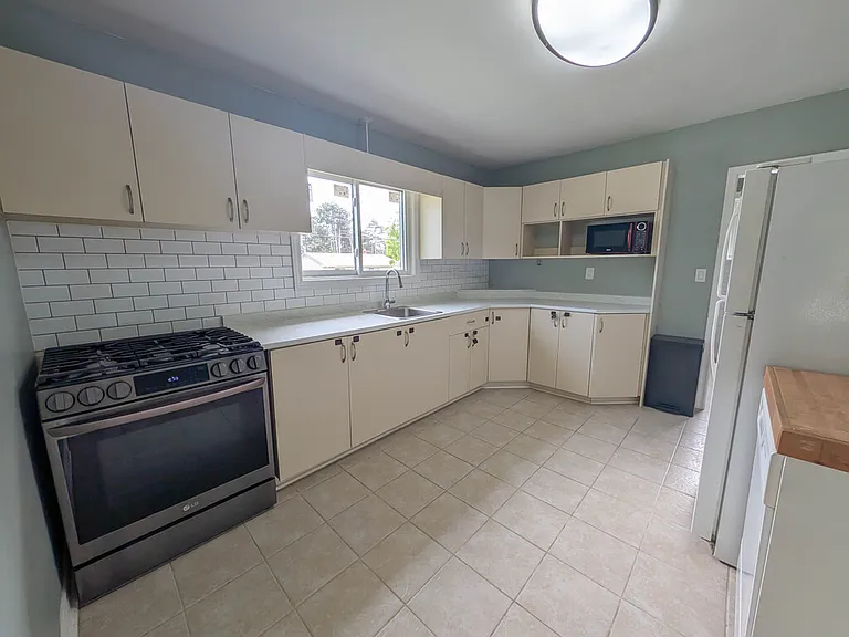 6332 Sherwood Rd — Photo 7