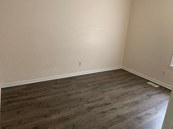 3rd image of 165 Dogwood Dr