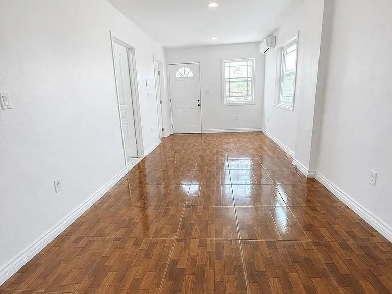 10407 1/2 Juniper St — Photo 5