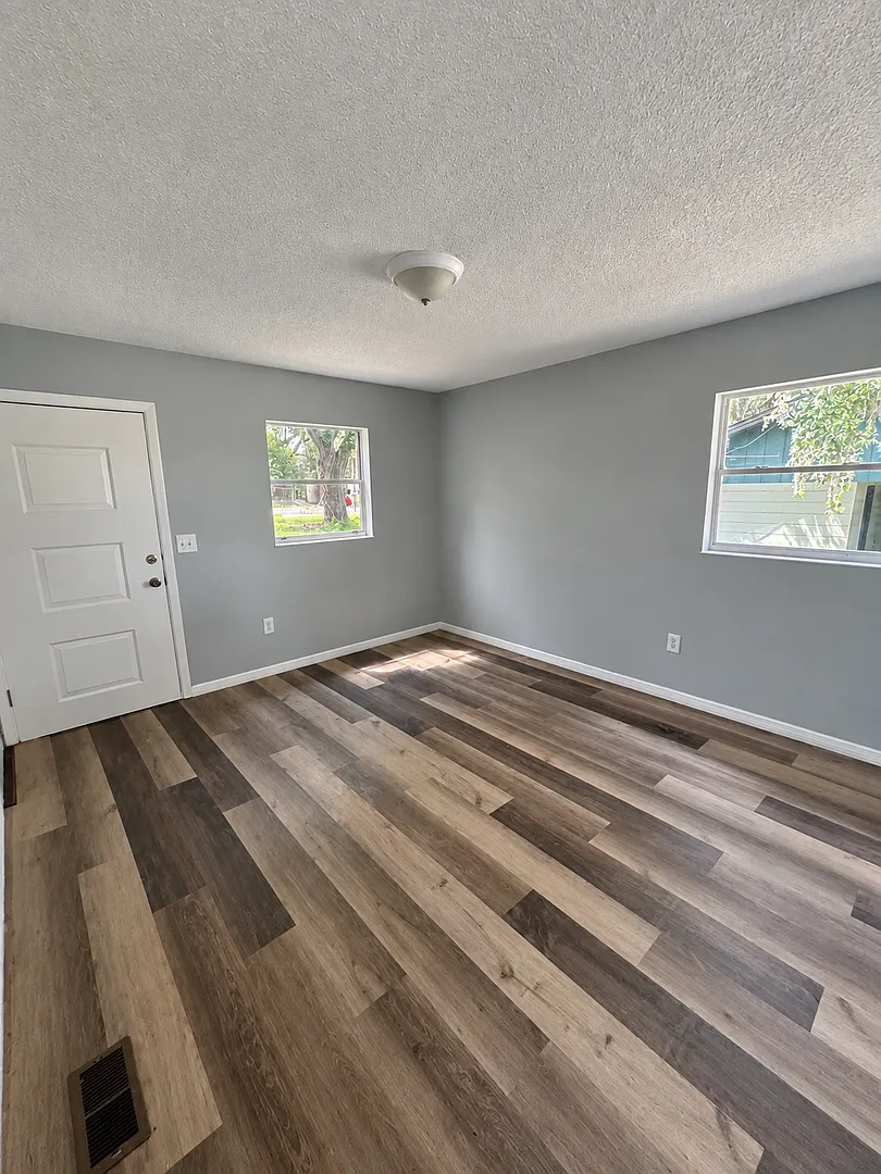 604 W 14th Street — Photo 3