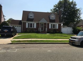 28 Bank St, Valley Stream, NY 11580