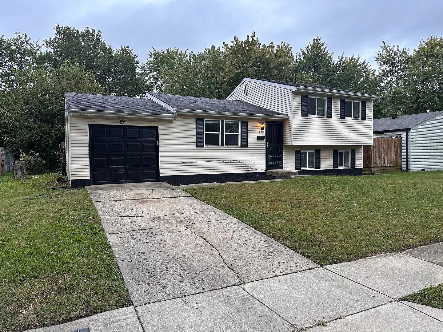 Tri-level, 4 bed 2 full bath located in Warren Township. — Photo 1