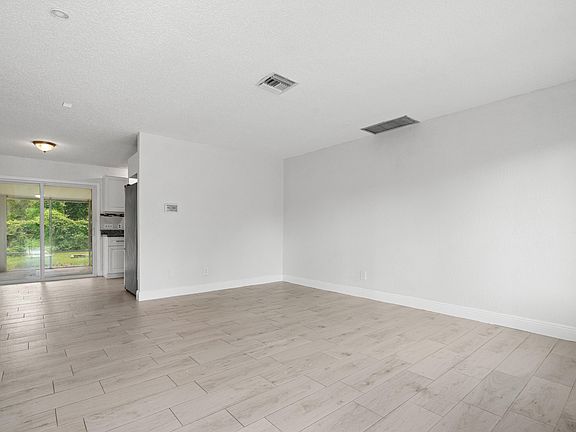 3rd image of 6505 Deleon Avenue