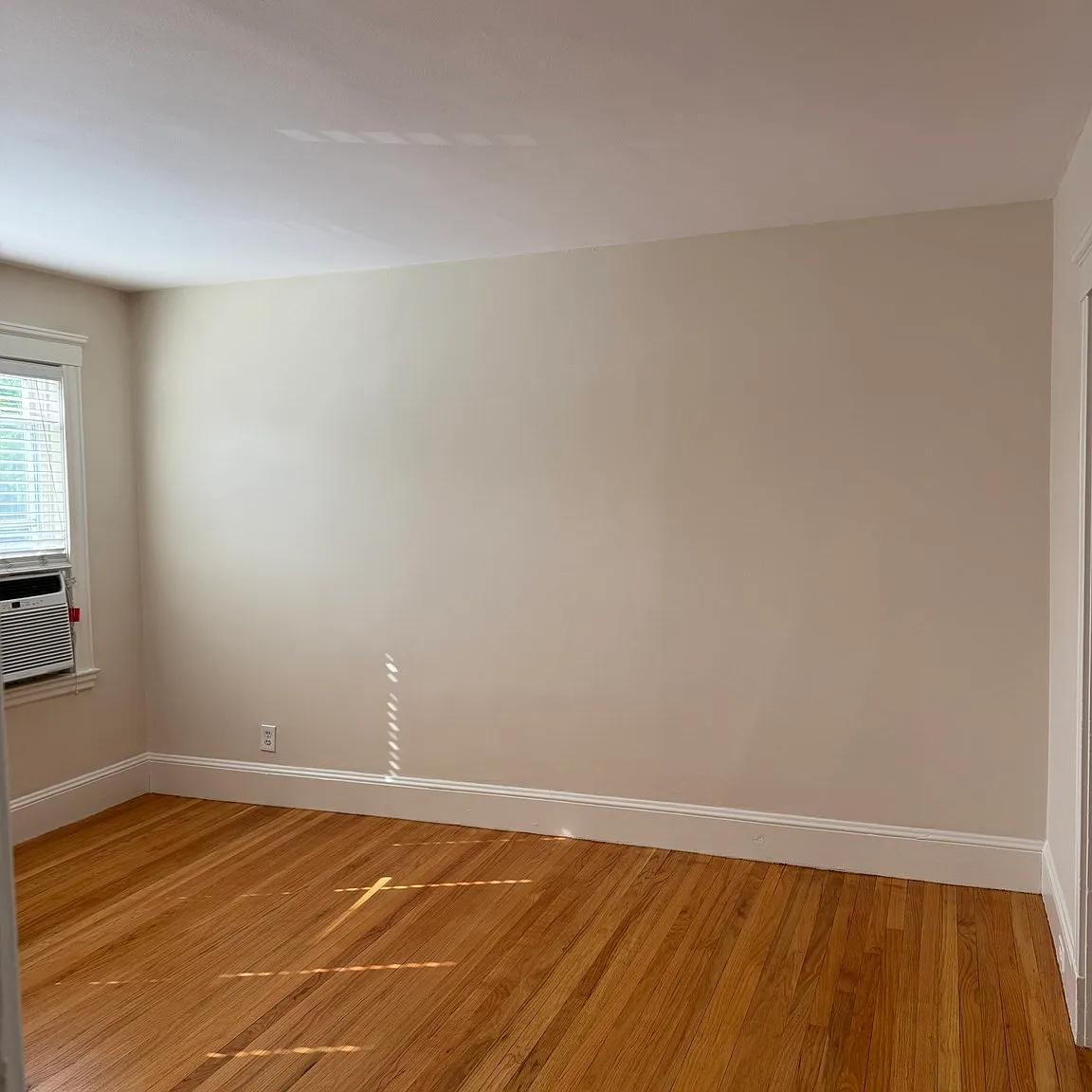 3 bed, 1.0 bath, 1100 sqft, $2,600 — Photo 3