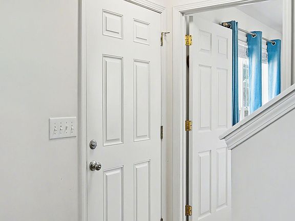 5th image of 1138 Summerville Cir