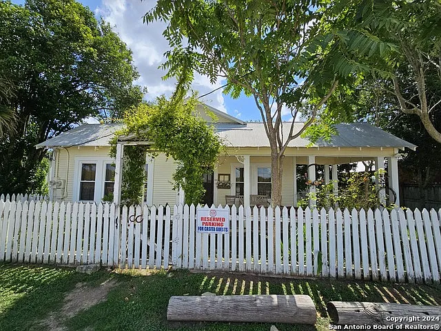 106 W Specht Rd — Photo 3