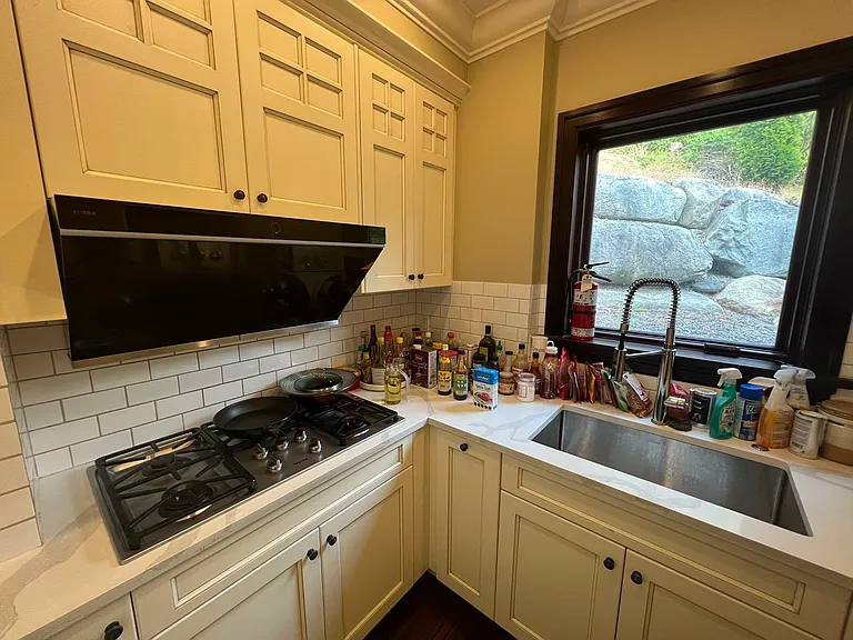 1379 Chartwell Dr — Photo 18