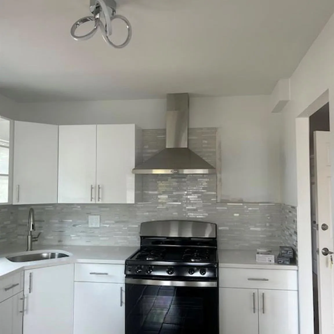 3 bed, 1.5 bath, 1100 sqft, $3,500 — Photo 2