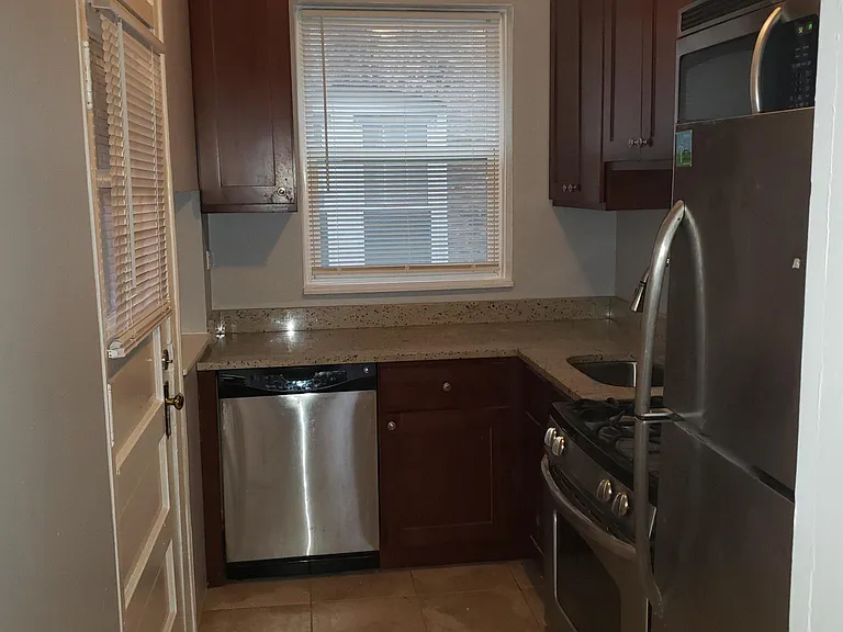 4871 1/2 N Hermitage Ave #2W — Photo 1