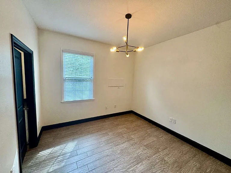 331 N Trask St — Photo 15