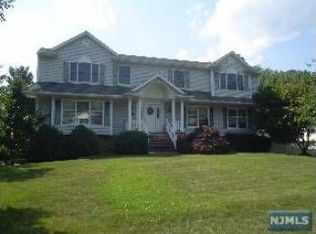 25 Fox Hollow Rd, Ramsey, NJ 07446