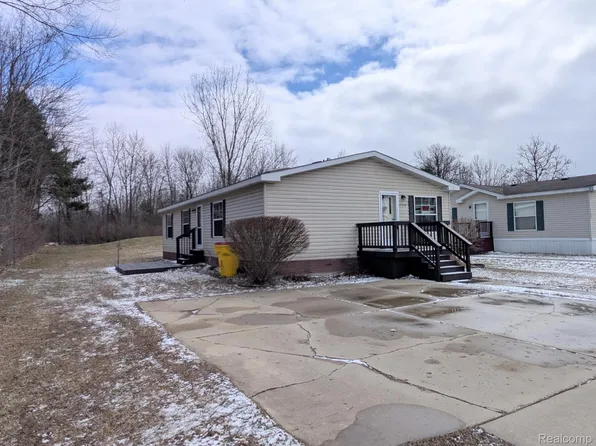 11359 N Lake Dr, Fenton, MI 48430