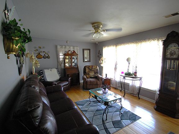 3rd image of 5825 Oaks Rd