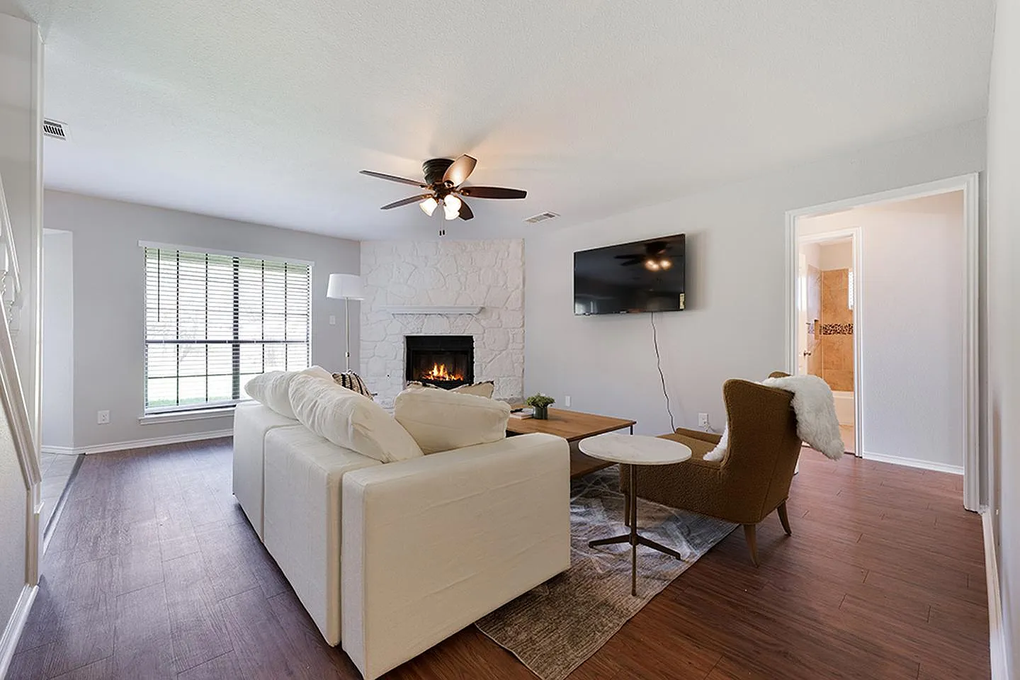 Elegant stone-front home in prime Round Rock location Move-in ready! — Photo 2