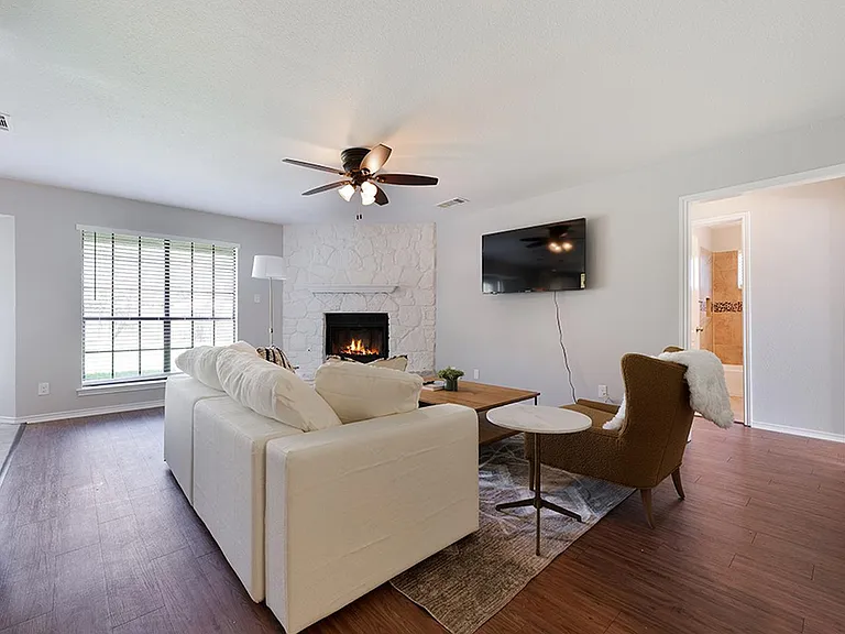3110 Monument Dr — Photo 2