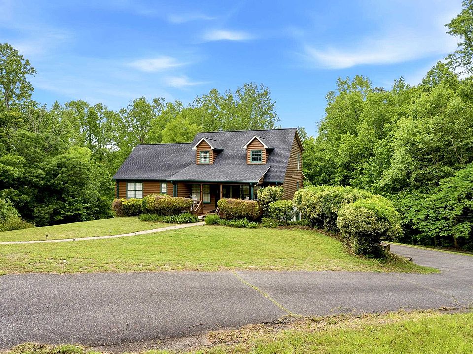 1st image of 135 Pointe Dr