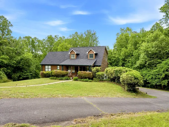 135 Pointe Dr, Campobello, SC 29322