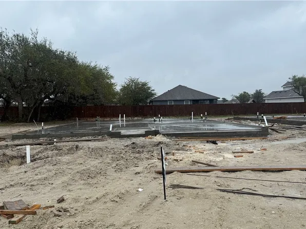 173 Grenada Dr, Rockport, TX 78382