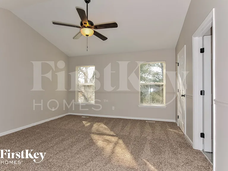 212 Royallmanor Ln — Photo 9