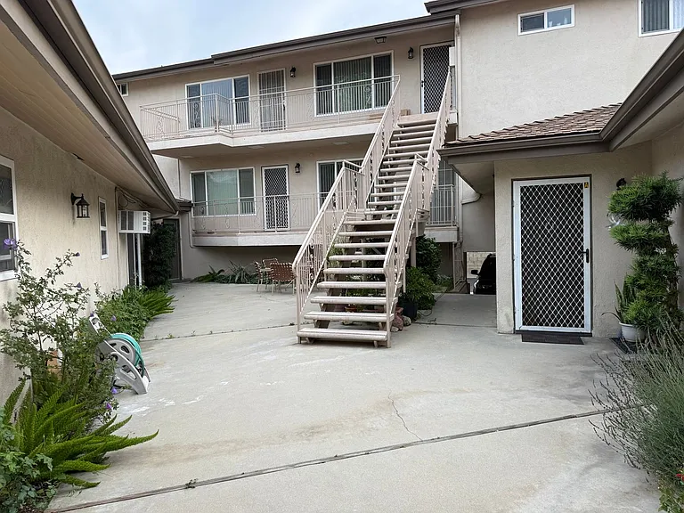 2601 N Glenoaks Blvd — Photo 2