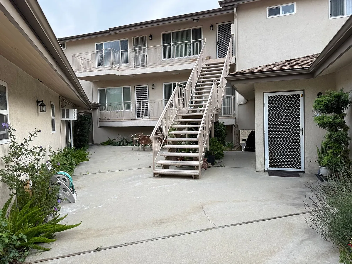 Building Photo - 2601 N Glenoaks Blvd