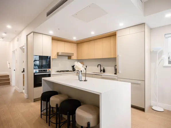 128 Woodstock Ave W #2, Vancouver, BC V5Y 2R6