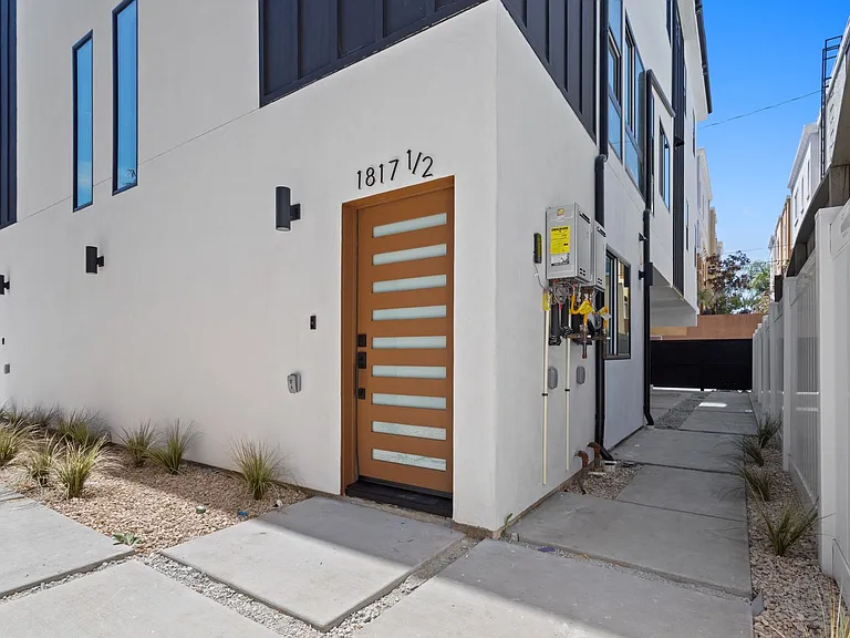 1815 Barry Ave — Photo 41