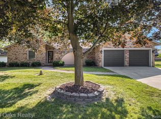 6317 McKenzie Cir, Flint, MI 48507