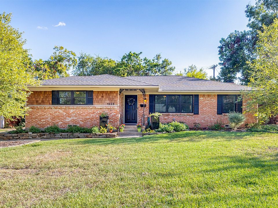 1st image of 1225 Holly Dr