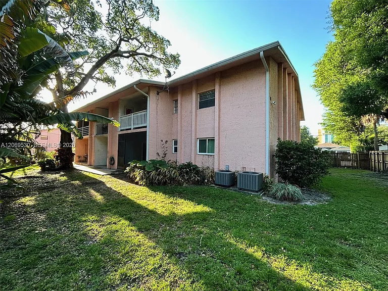 815 SW 30th St #J — Photo 65