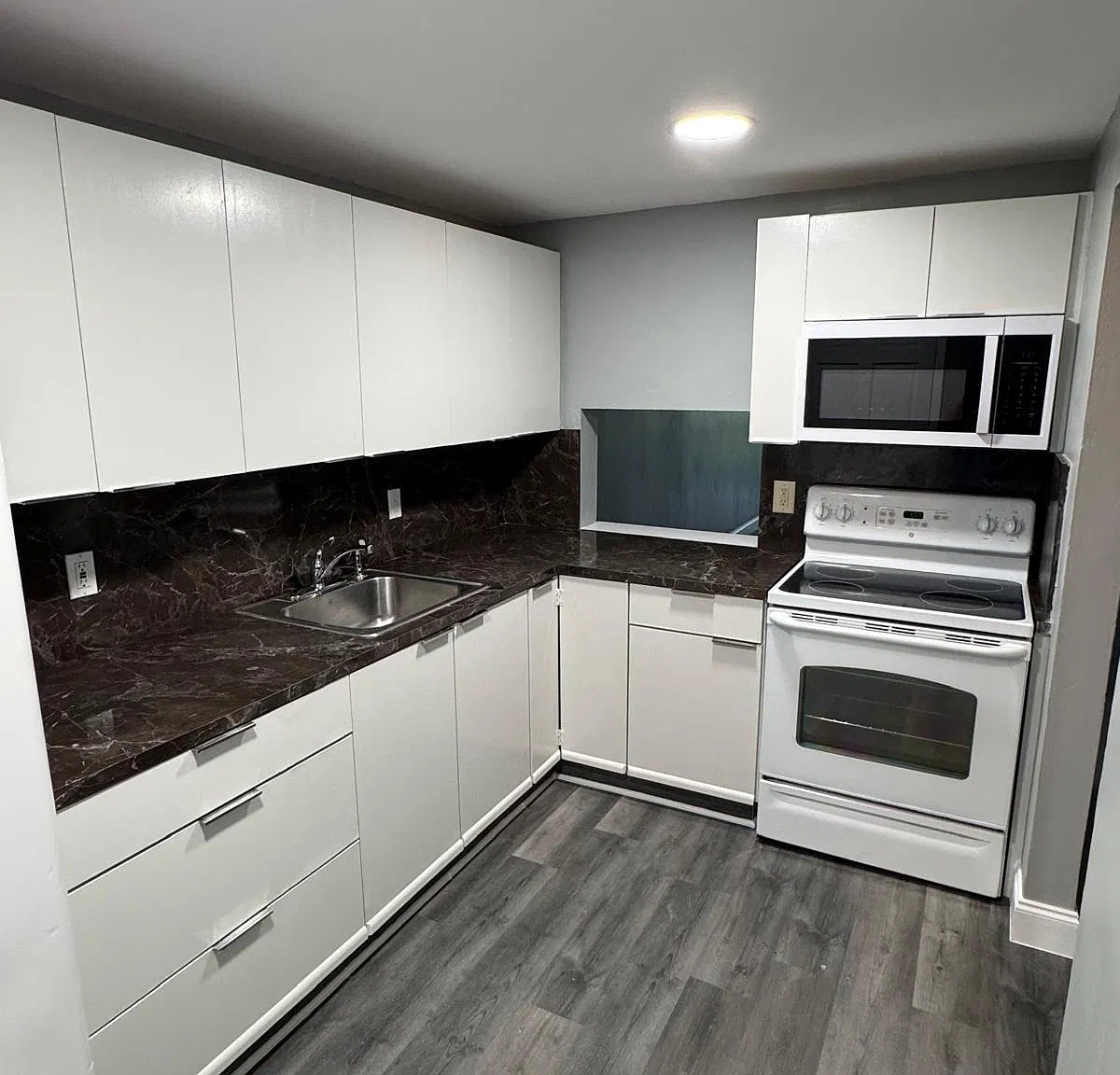2 bed, 990 sqft, $2,000 — Photo 1