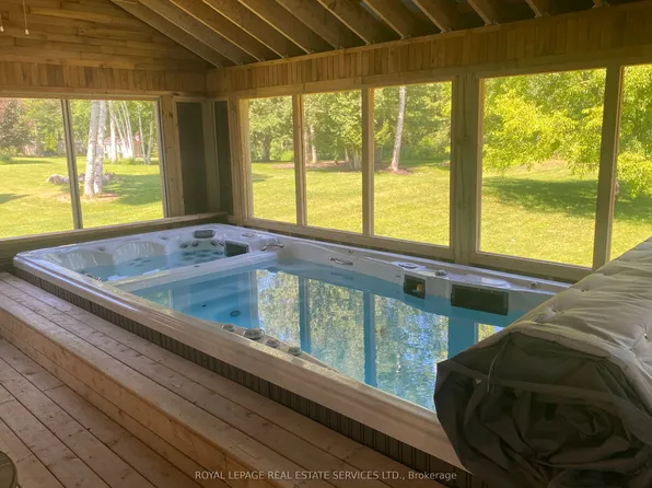 2 Alexandra Ln, Wasaga Beach, ON L9Z 1N5