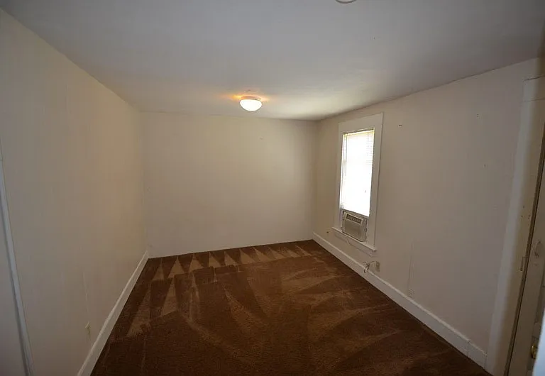 1146 Warner St — Photo 8