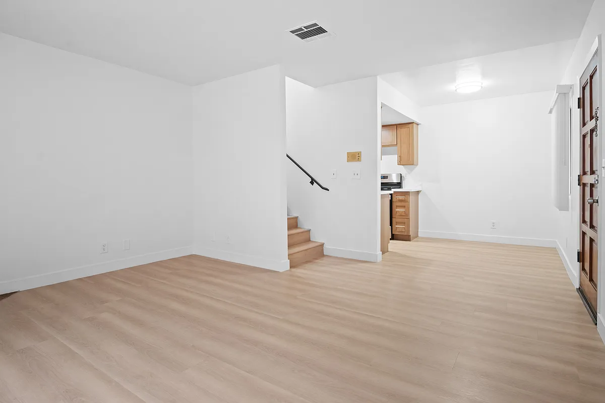 Building Photo - 112 W Acacia Ave #101