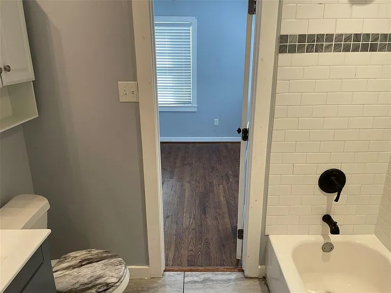 214 E 6th St — Photo 11