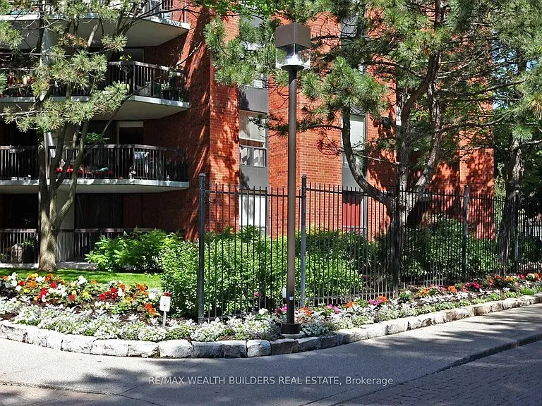 77 Maitland Pl #207 — Photo 2