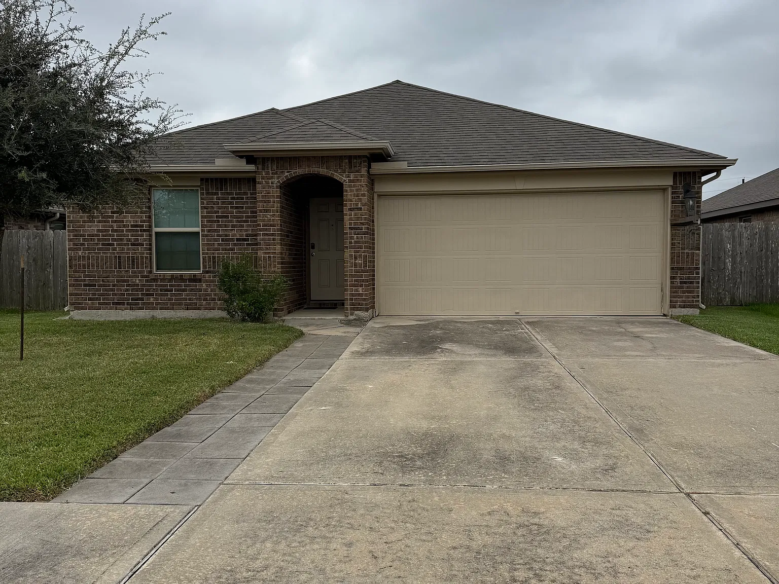 4 bed, 1833 sqft, $2,100 — Photo 2