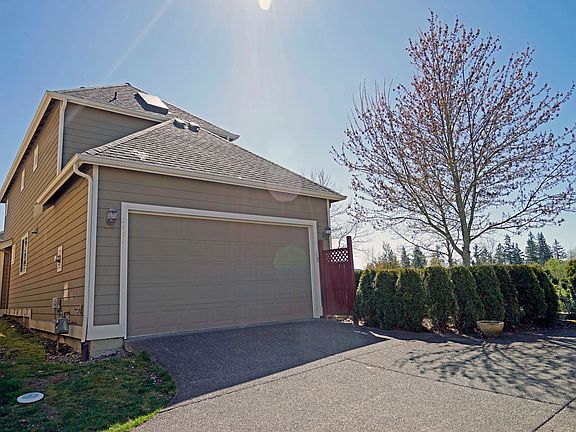 4th image of 2484 NE Laurelwood Ln