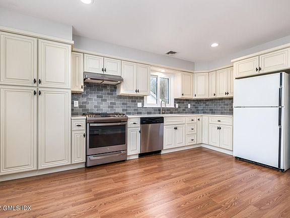 Renovated eat-in kitchen w/ new cabinetry