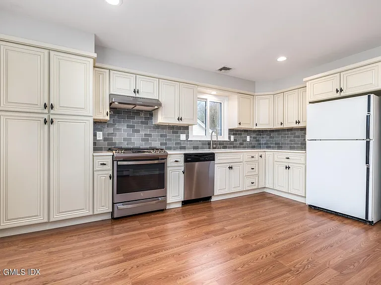 Renovated eat-in kitchen w/ new cabinetry