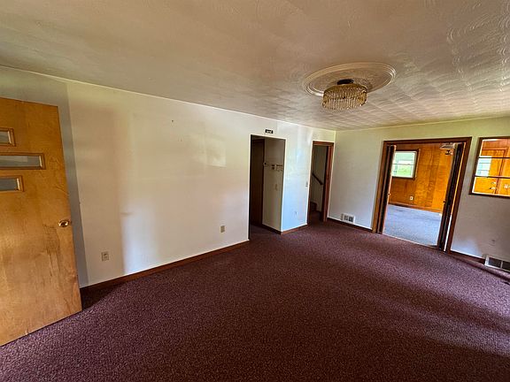 3rd image of 328 Mountain Dr