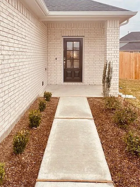 3 bed, 2.0 bath, 1349 sqft, $2,000 — Photo 3