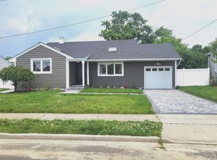 50 Sandy Ln, Massapequa, NY 11758