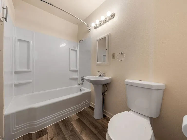 207 Chester Ave — Photo 16