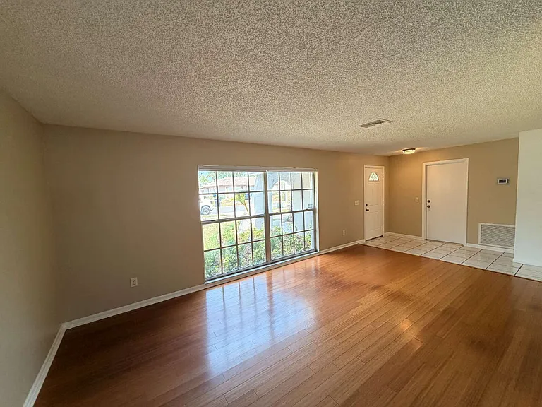 14001 Dominion Ct — Photo 5