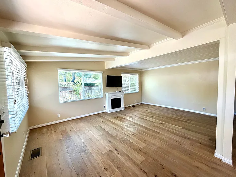 820 W Mission St — Photo 6