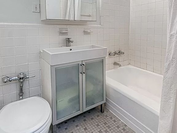 5th image of 229 E 28th St APT Lk