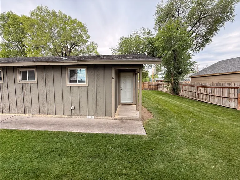 215 NW Canal Blvd #6 — Photo 1