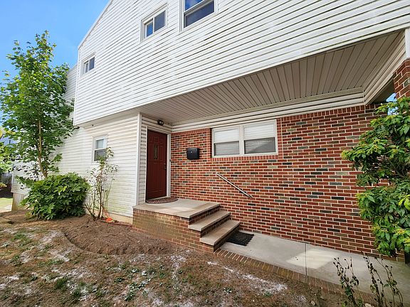 4th image of 279 Whitman Dr