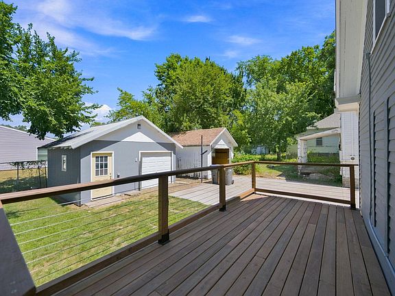 3rd image of 520 Lakeside Pl